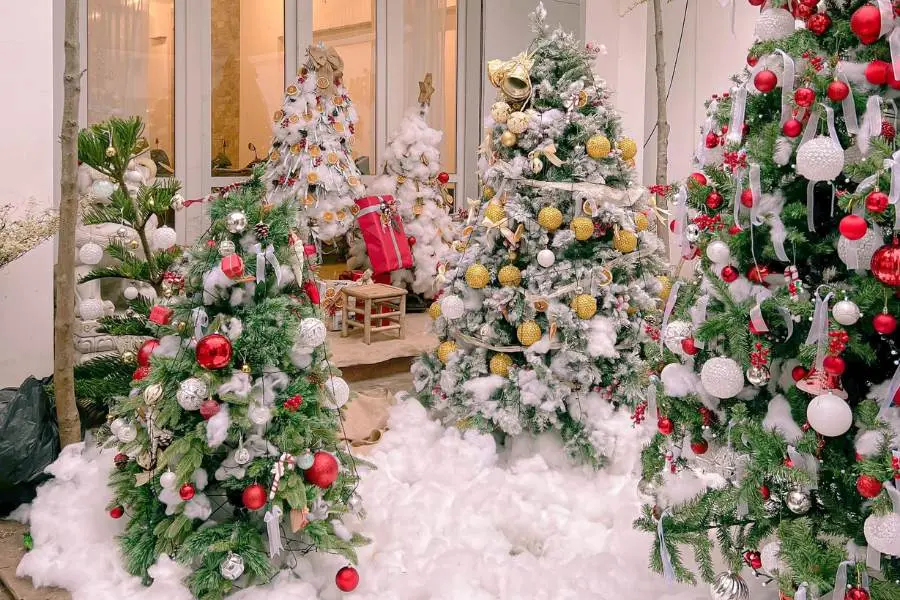 Trang trí Noel quán cafe với cây thông mini là ý tưởng khá quen thuộc cho các quán cà phê có diện tích nhỏ.