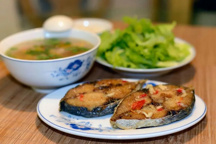 Món cá tra phi lê chiên nước mắm đậm đà và hao cơm.