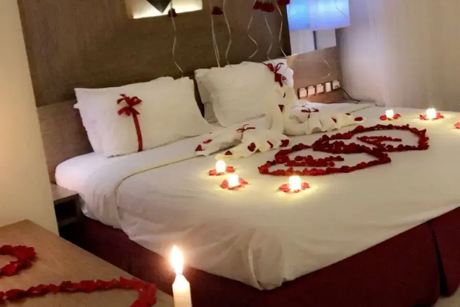 Mẫu trang trí phòng tân hôn đẹp với nến thơm đơn giản
