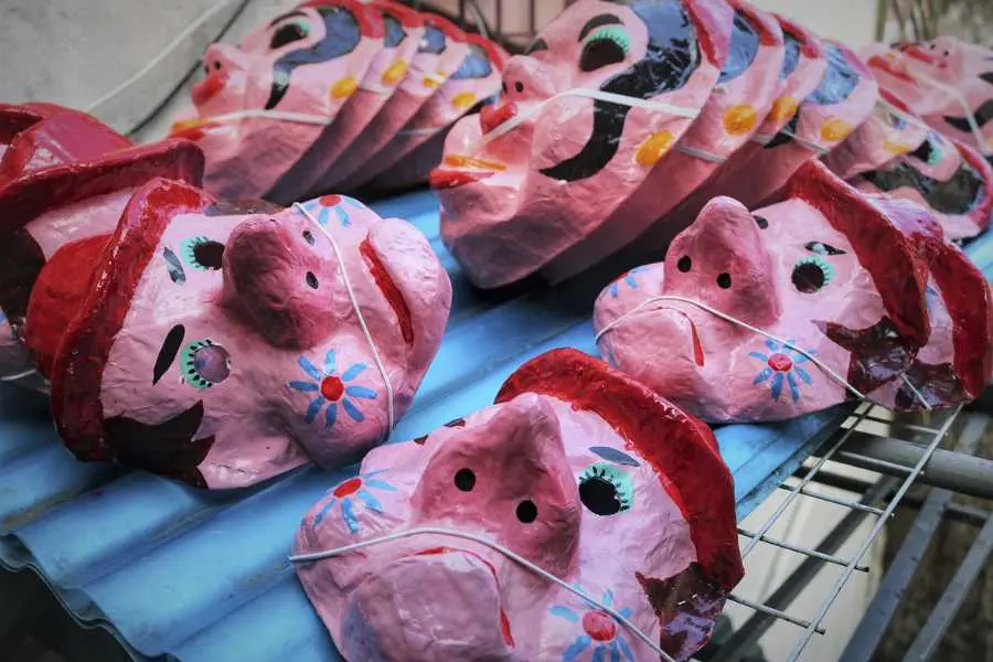 Mặt nạ giấy bồi hình những chú lợn đáng yêu có giá 50.000 VNĐ tại Lazada.