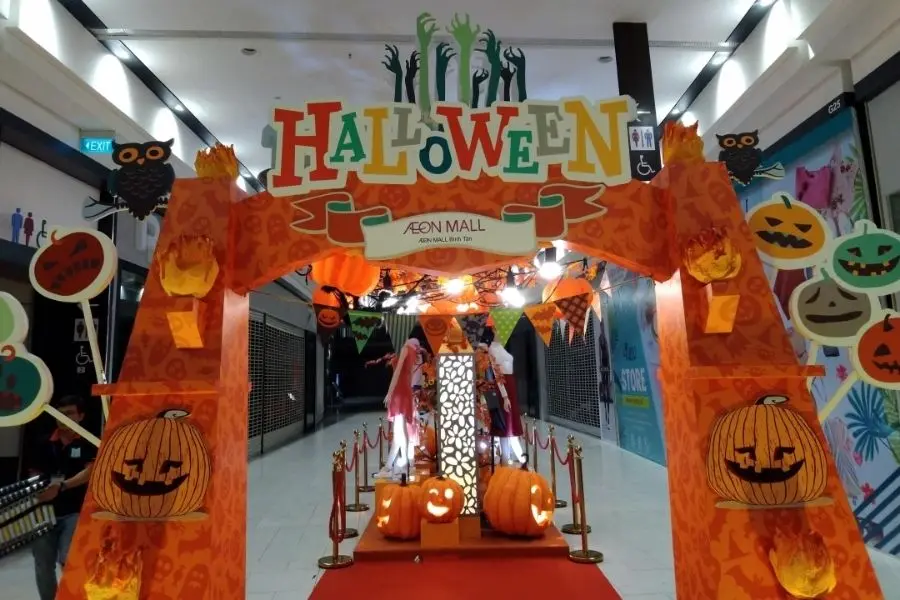 Khu vực đường đi của Aeon Mall Bình Tân được trang trí các cổng bí ngô độc lạ, đầu tư.