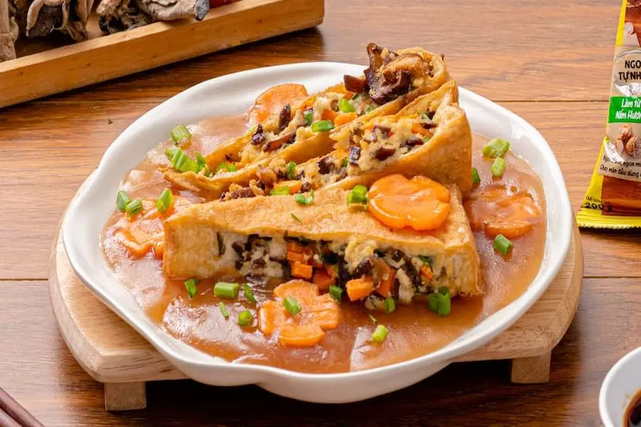 Đậu hũ chiên nhồi nấm cho mâm cúng chay rằm tháng Giêng thêm hấp dẫn.