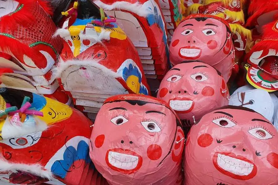 Mẫu mặt nạ giấy bồi hình chú Cuội có giá 40.000 VNĐ tại phố Hàng Mã.