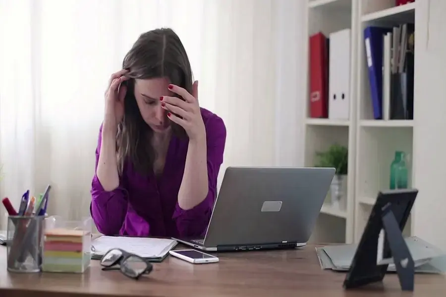 Mắt bị rối loạn do ngồi làm việc trước máy tính