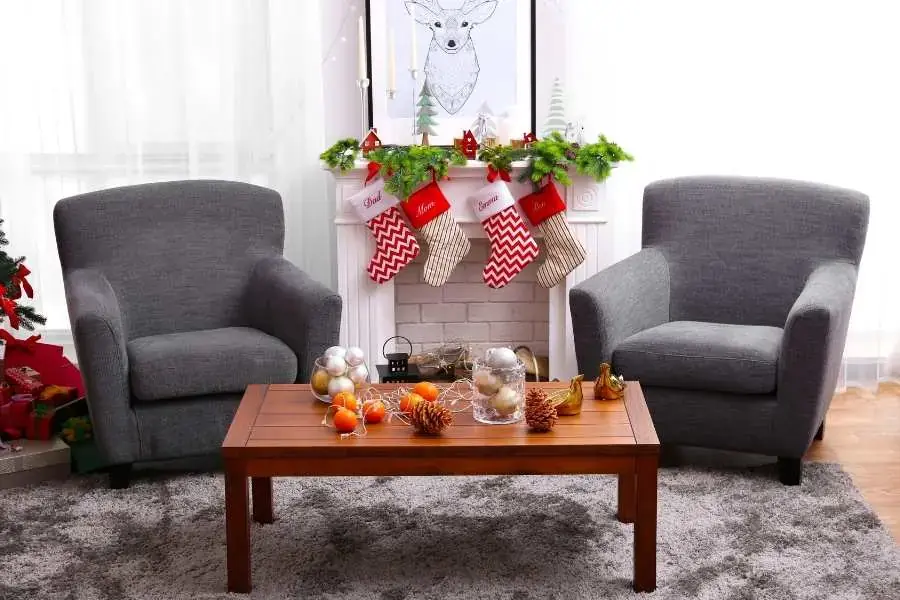 Decor cây thông Noel với nơ, vớ (tất), gậy, chuông và quả thông.