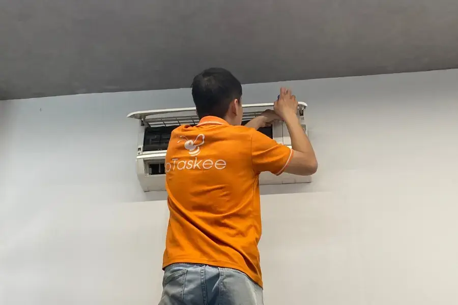 Bảo trì máy lạnh định kỳ bởi thợ chuyên nghiệp sẽ giúp tăng tuổi thọ máy lạnh.