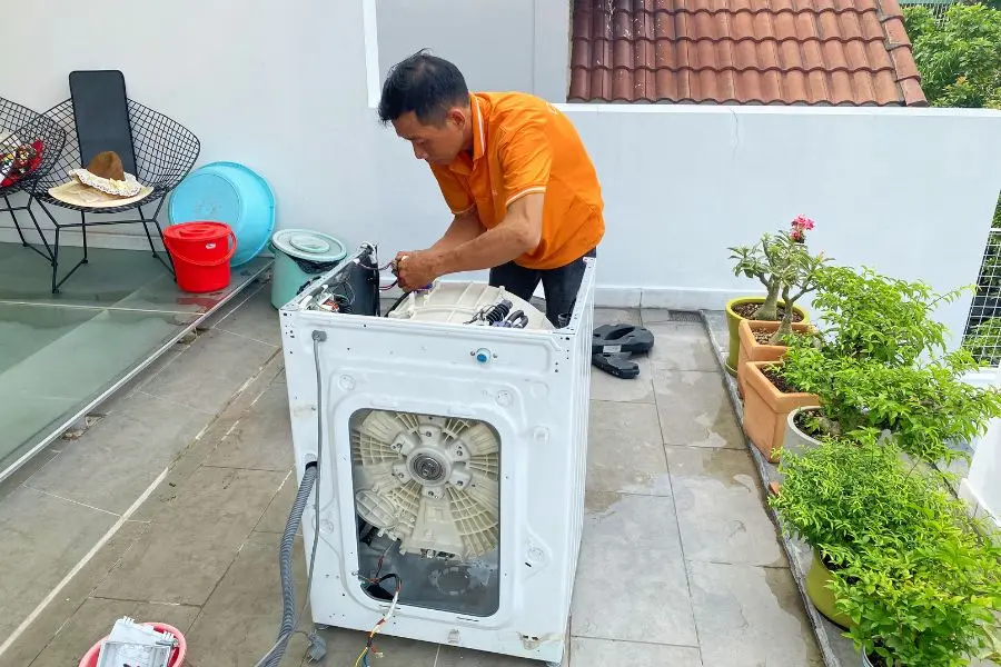 Nguồn điện bị ngắt làm máy ngừng hoạt động và khiến không thể mở cửa máy giặt.