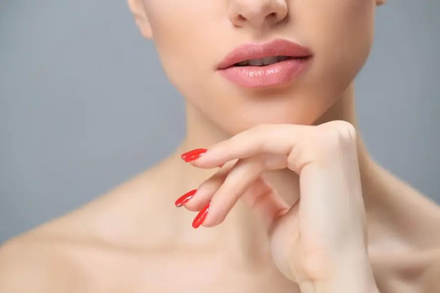 Đôi môi mềm mại, hồng hào là công dụng của dầu gấc.