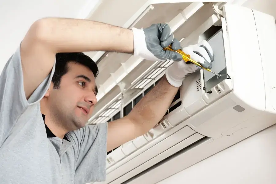 Chắc chắn đã tháo hết ốc vít trước khi tháo nắp máy lạnh