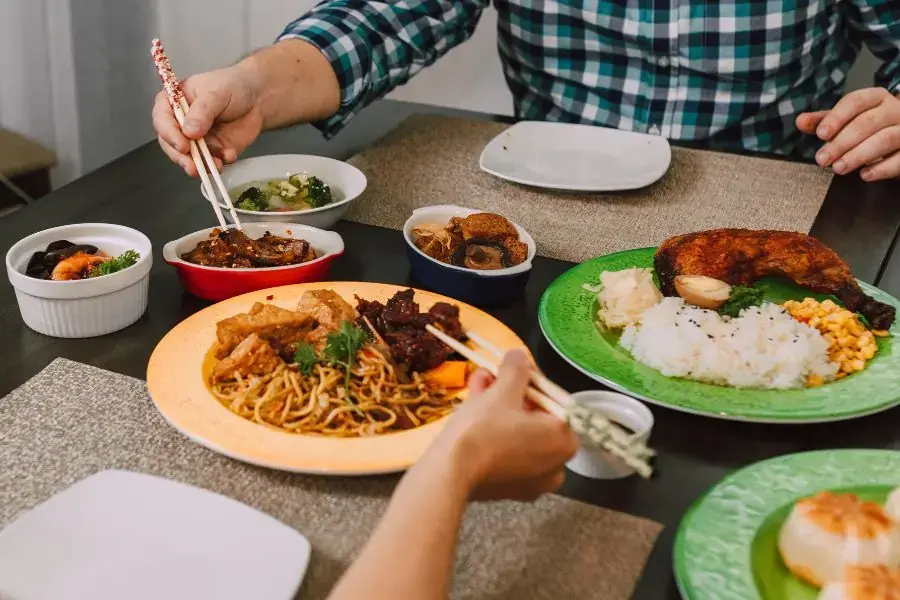 Thực đơn bữa ăn của người Nhật Bản đa dạng các thực phẩm, nhiều nhóm chất khác nhau