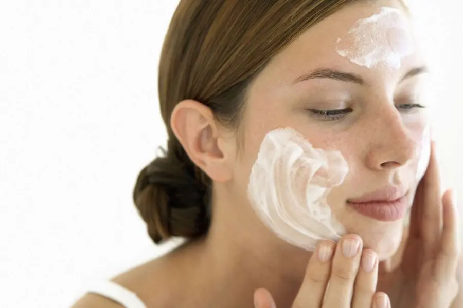 Chú ý thời gian hợp lý để bôi kem dưỡng ẩm sau khi dùng retinol.