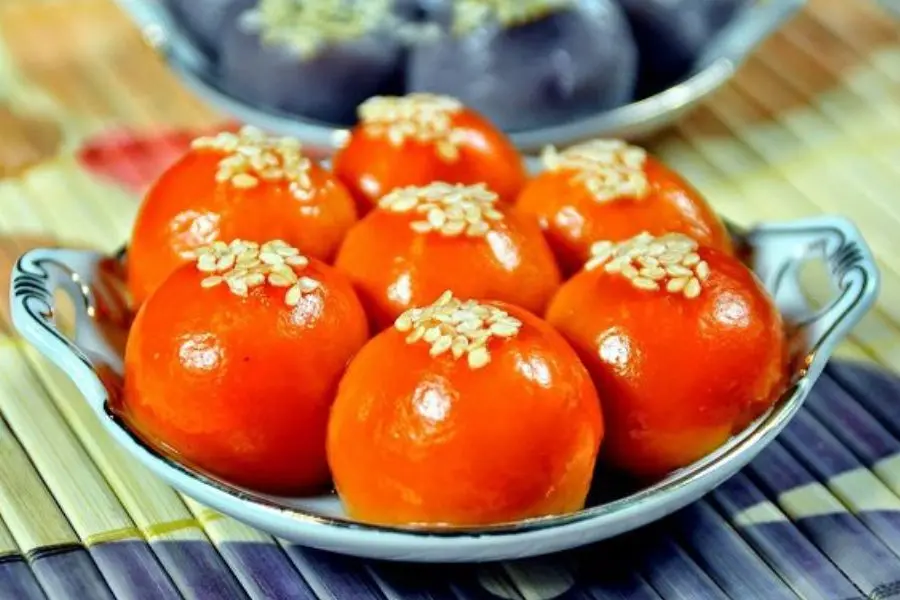 Bánh gấc là món bánh thường xuất hiện phổ biến vào năm mới hoặc trong các buổi lễ giao duyên.