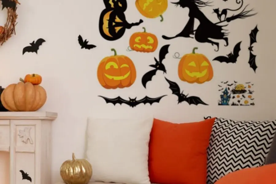 Sử dụng giấy decal dán tường trang trí Halloween đẹp, tiện lợi.