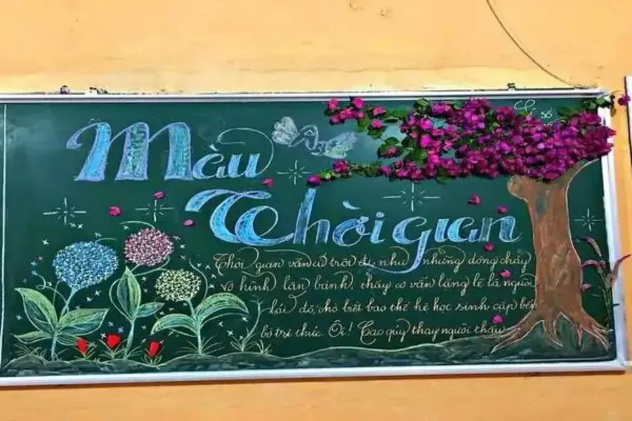 Trang trí bảng lớp 20 11 chủ đề màu thời gian từ phấn màu và hoa làm bằng giấy.