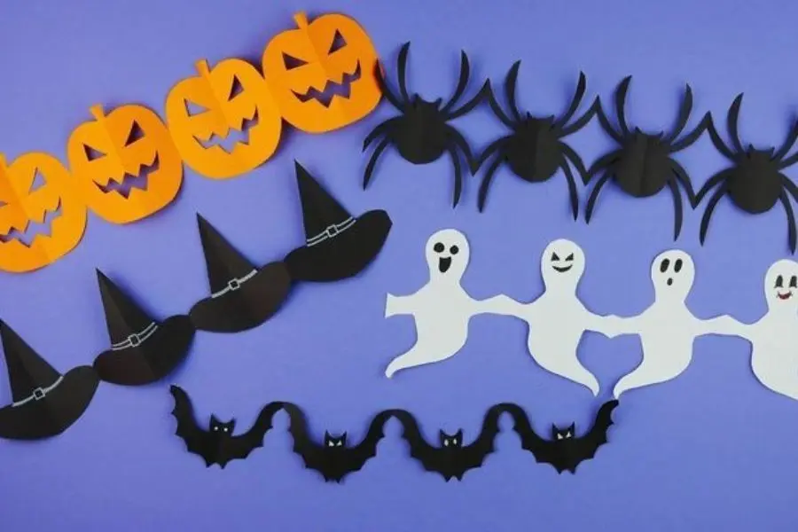 Trang trí Halloween mầm non bằng hình vẽ cắt từ giấy.