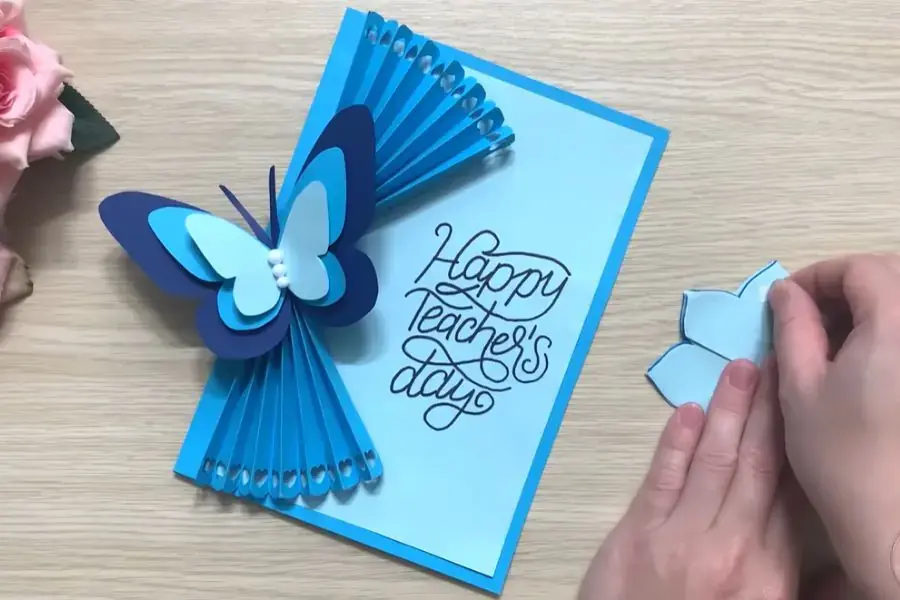 Tấm thiệp hình quạt và cánh bướm nổi cực kỳ đẹp.