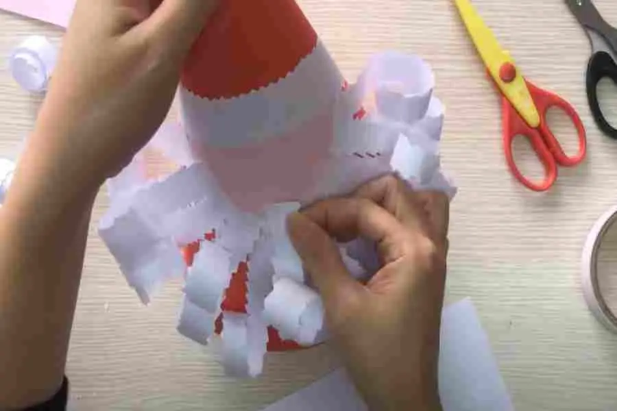 Làm râu cho ông già Noel trên mũ.