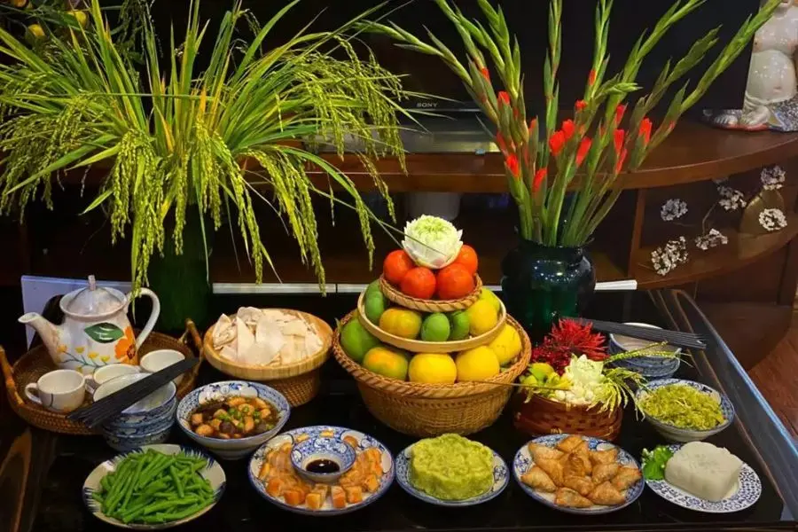Bàn thờ được đặt ở một góc đơn giản với mâm ngũ quả được bố trí gọn gàng, trái cây tươi ngon.