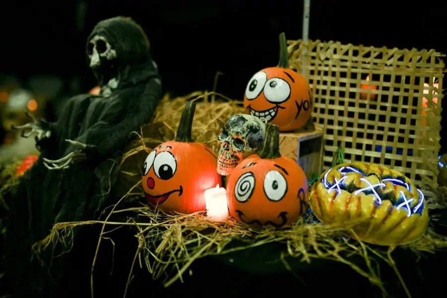 Hình nộm trang trí Halloween kết hợp cùng đèn LED giúp tổng thể không gian thêm huyền bí và ma mị.