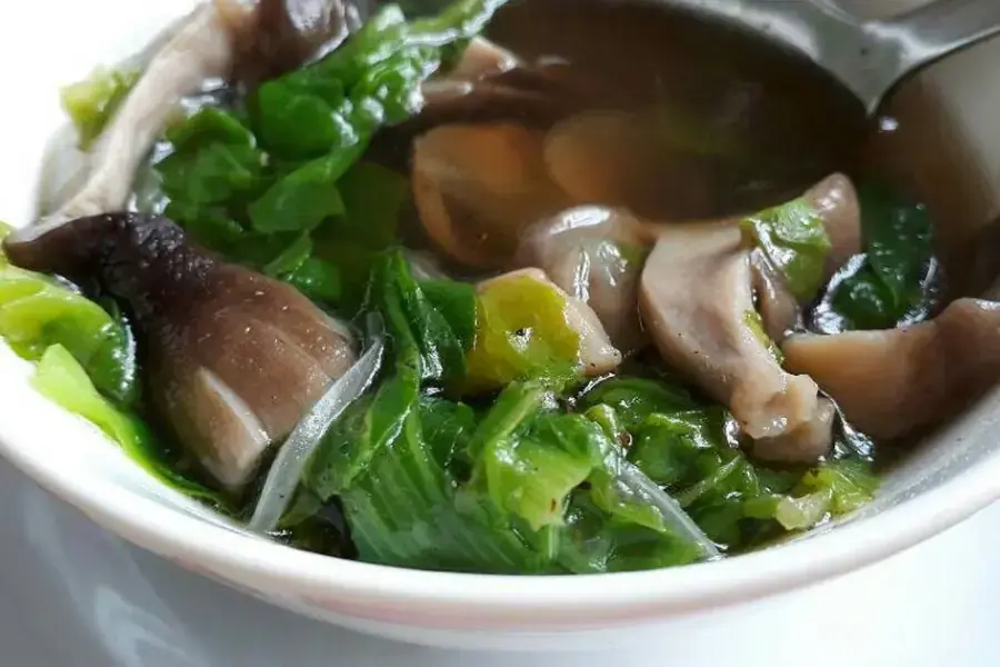 Canh cải thảo nấm rơm tươi mát.