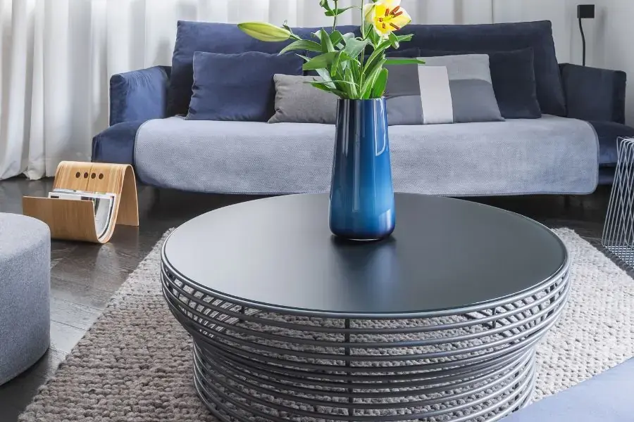 Bàn trà kim loại với nhiều kiểu dáng thiết kế giúp gian phòng thêm sang trọng hơn