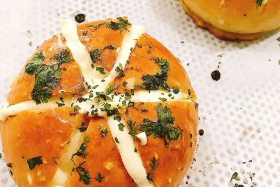 Bánh mì nướng bơ tỏi kết hợp cùng whipping cream mang lại hương vị lôi cuốn
