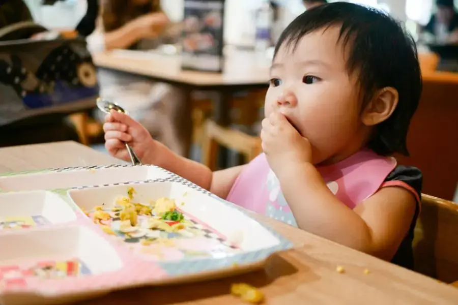 Luôn quan sát trẻ trong quá trình ăn dặm