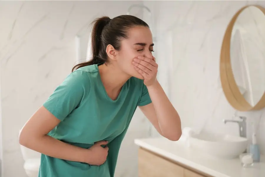 Buồn nôn là triệu chứng thường gặp khi thừa biotin.