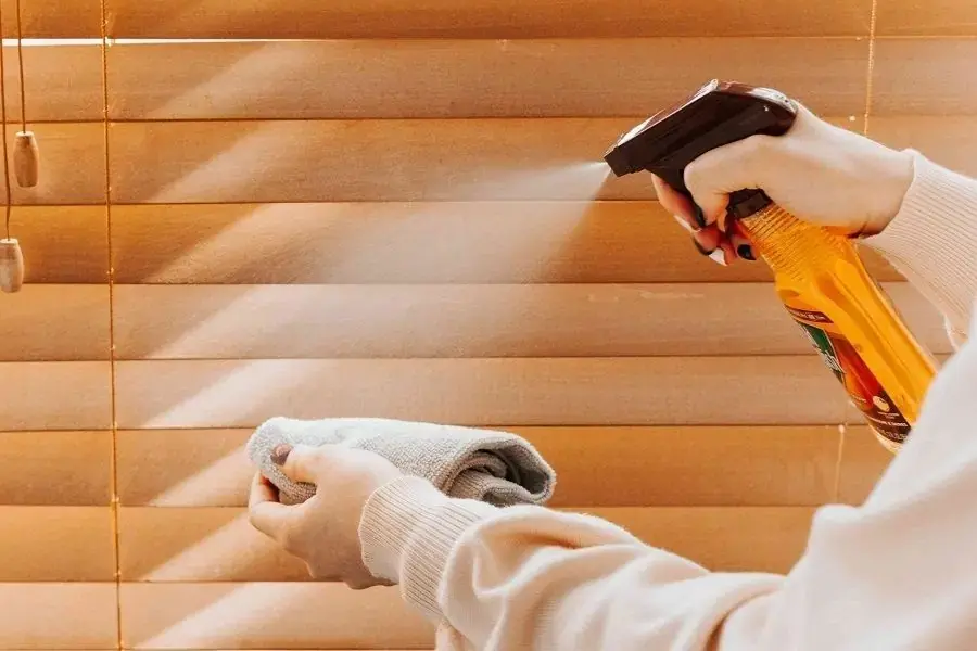 Vệ sinh rèm cửa phòng thờ định kỳ để loại bỏ bụi bẩn và mùi hôi ẩm mốc