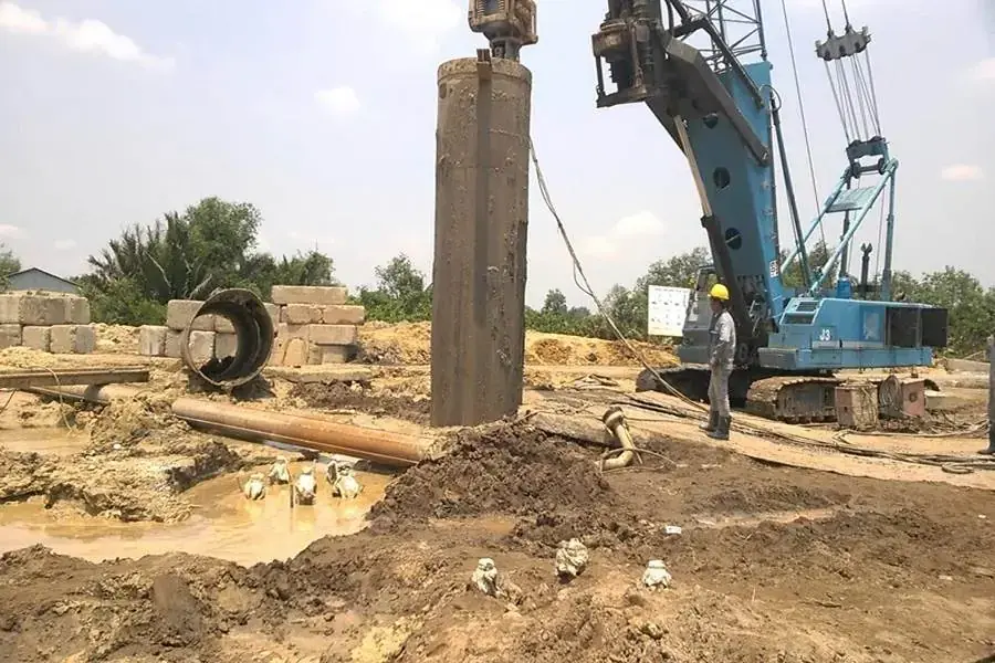 Sử dụng máy rung để hạ ống vách 
