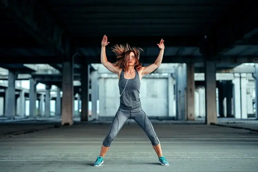 Bài tập aerobic jumping jacks giúp các nhóm cơ săn chắc.