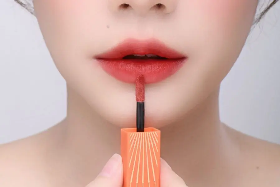 Son môi là vật dụng bất ly thân của người phụ nữ.