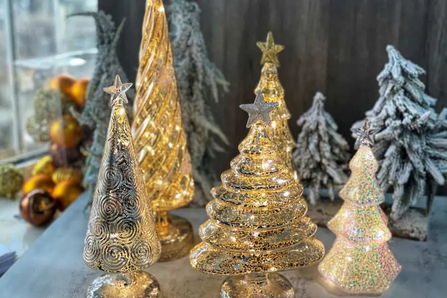 Đây là một vài mẫu đèn hình cây thông để bạn trang trí dịp Giáng Sinh.