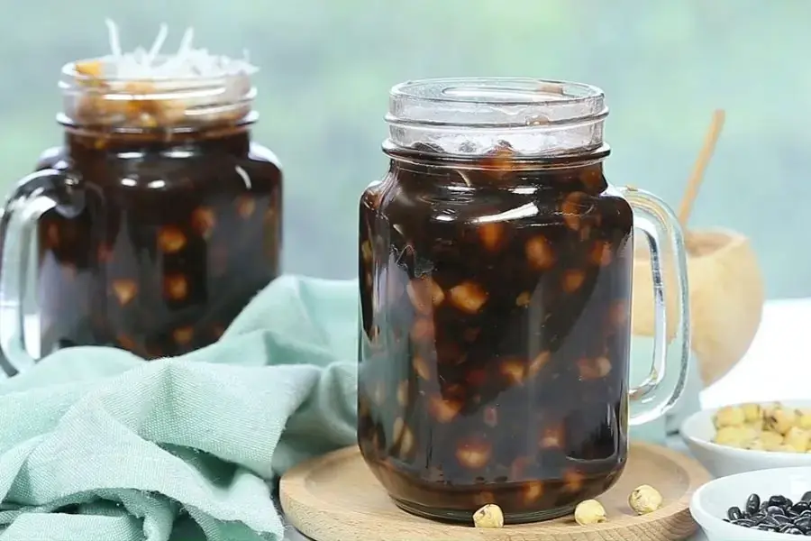 Bạn có thể rắc thêm đậu phộng và dừa nạo để tăng thêm hương vị