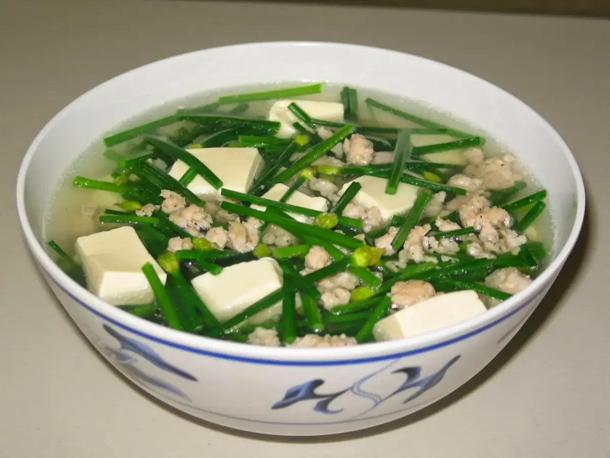 Canh hẹ đậu hủ nấm rơm ngon ngọt, thanh mát