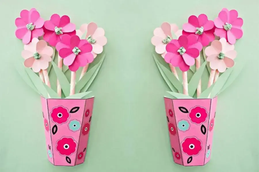 Giấy thường được sử dụng để làm thành bình hoa hồng, Tulip hay cẩm tú cầu,...