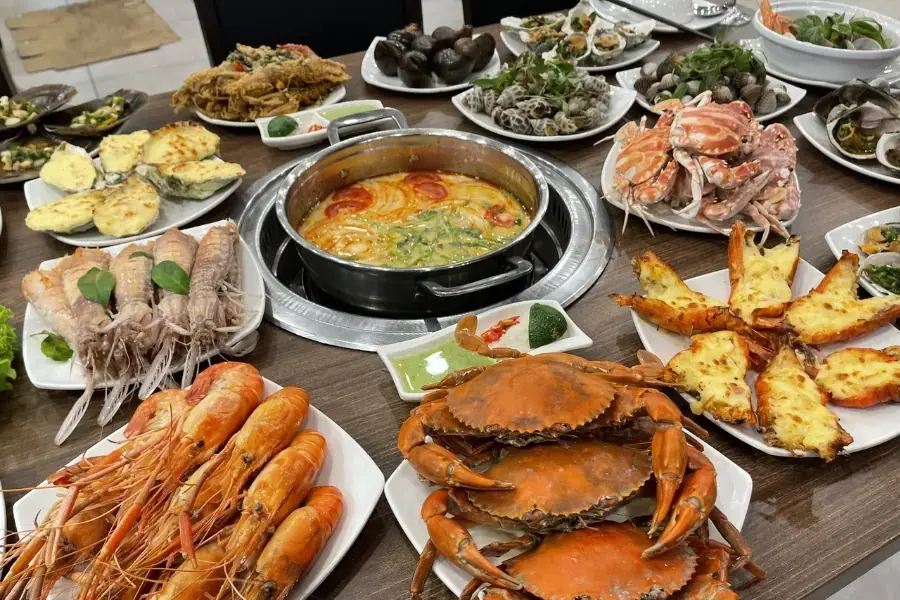 Tiến hành sơ chế hải sản và chế biến lẩu