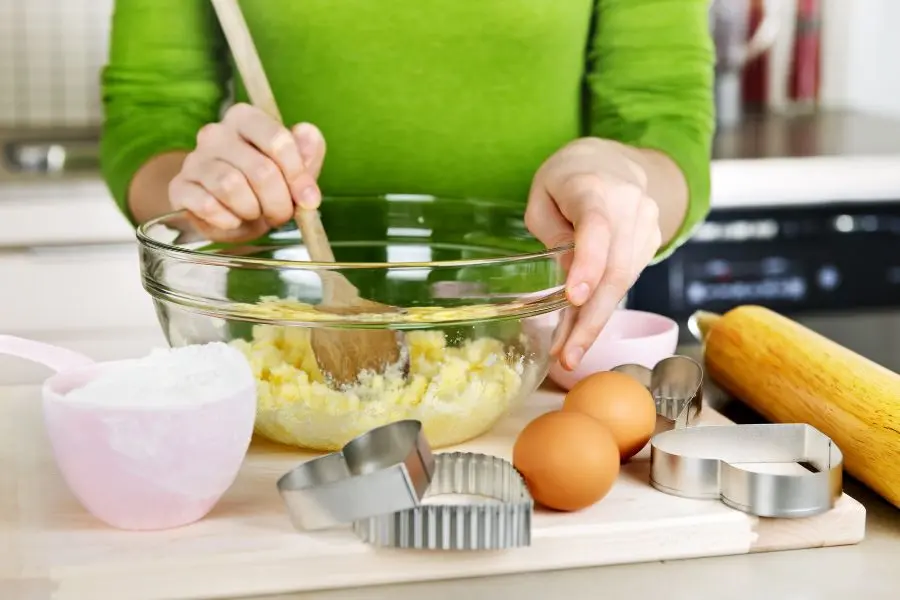 Không nên nhào, trộn bột quá lâu vì sẽ khiến bánh không được giòn thơm.