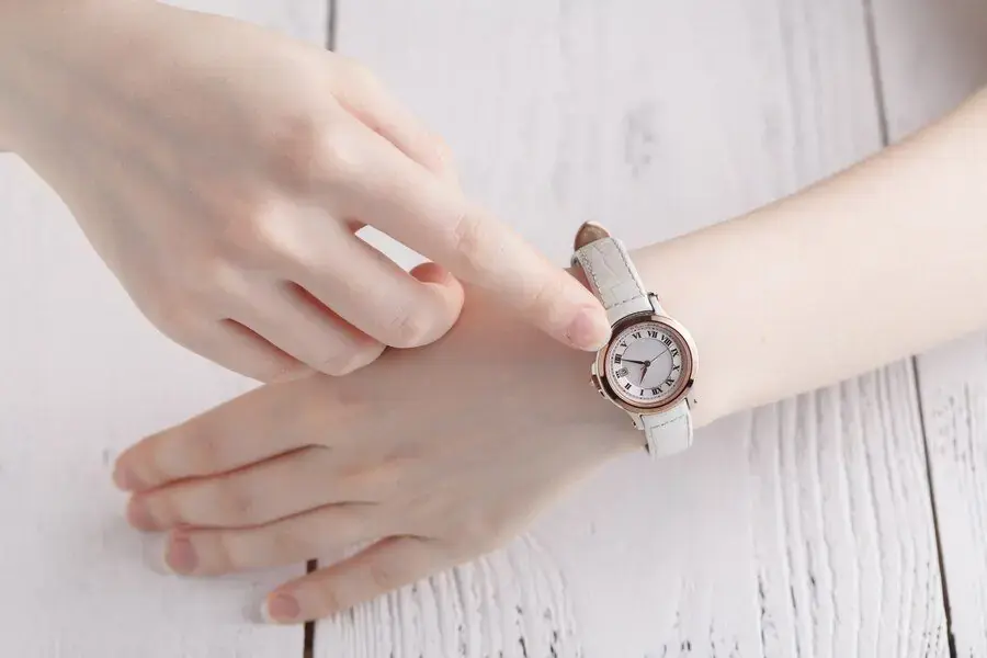 Tặng mẹ một chiếc đồng hồ đeo tay như một kỷ vật và giúp trân trọng khoảng thời gian quý báu đã đi qua.