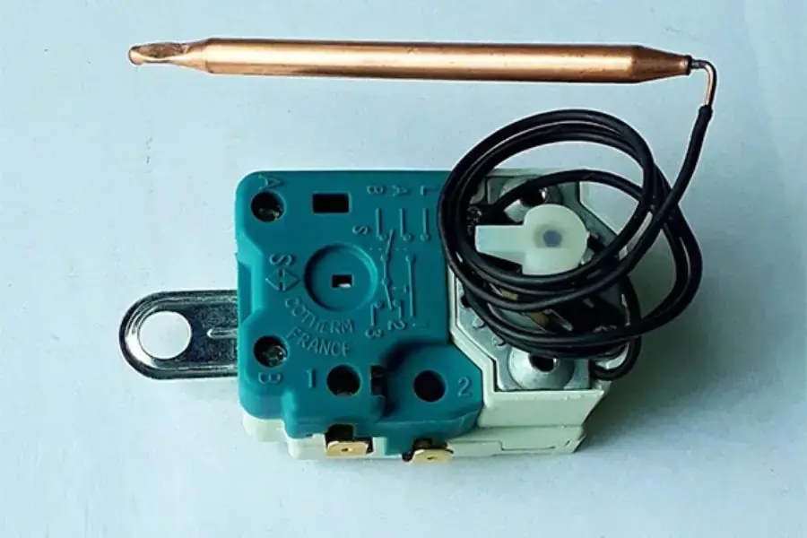 Cần vệ sinh sạch sẽ rơ le bình nước nóng