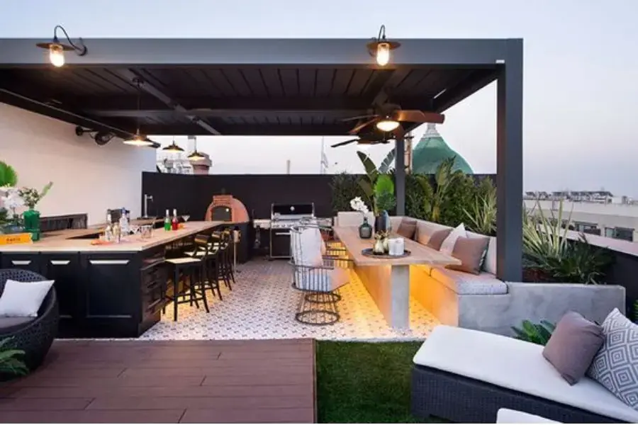 Quầy bar view sân thượng mát mẻ và thoáng đãng