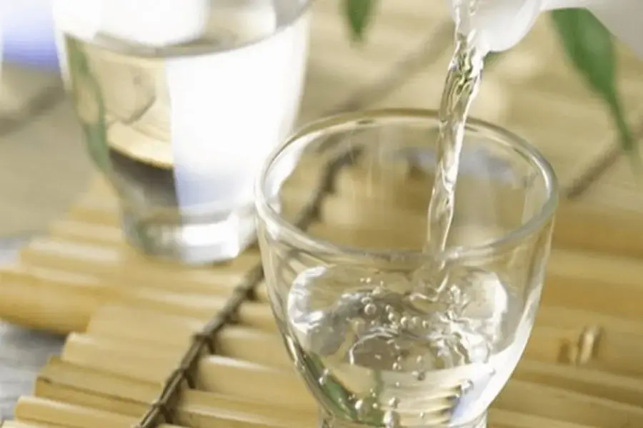Rượu trắng và dầu hỏa có tác dụng làm sạch kính rất tốt (nguồn: Điện máy Newsun)