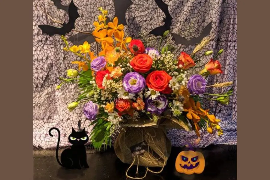 Bạn có thể trang trí lọ hoa quỷ ám cùng một số hình nộm xung quanh để không khí Halloween thêm ma mị.