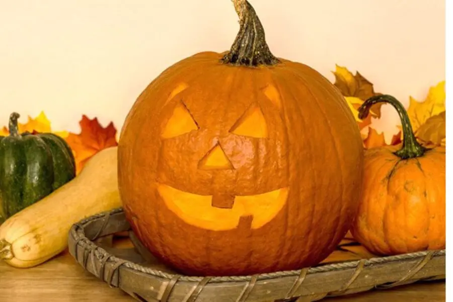 Trang trí bàn tiệc Halloween bằng hình mặt quỷ.