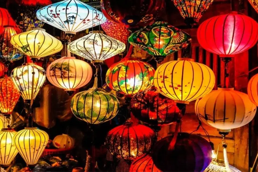 Lồng đèn nhiều màu sắc và hình dạng khác nhau làm nổi bật cửa hàng.