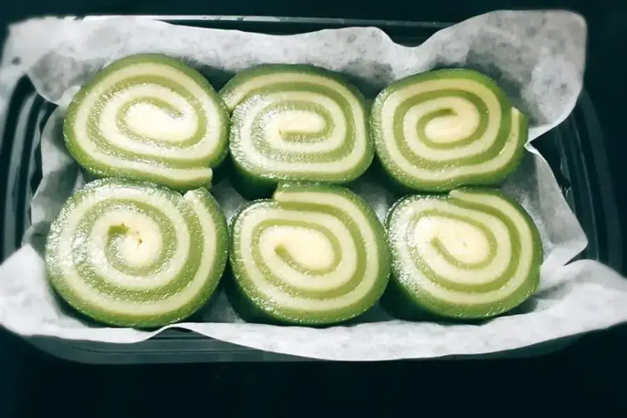 Bánh da lợn cuộn đẹp mắt và ăn vô cùng cuốn miệng.