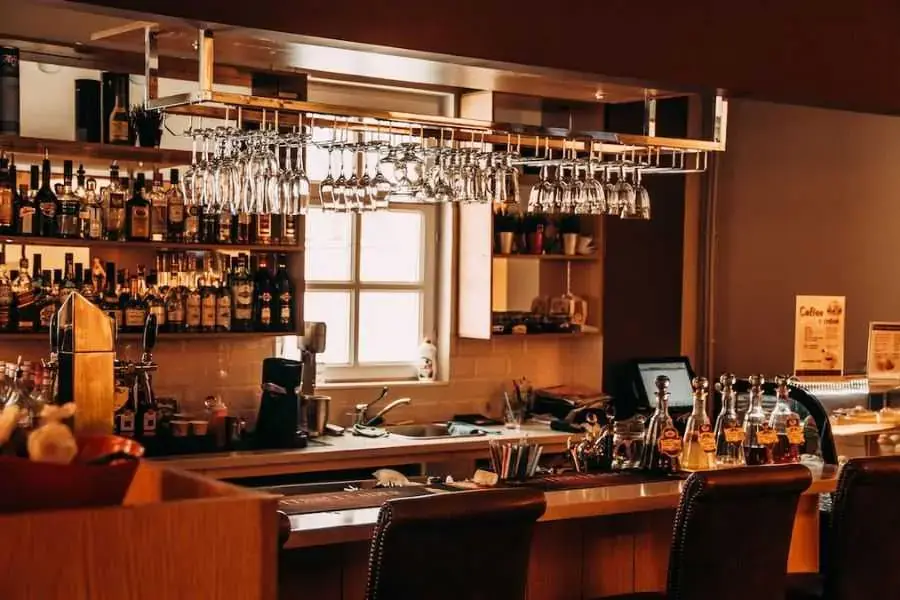Ánh sáng trong quầy bar nên để tone ấm áp và màu trầm