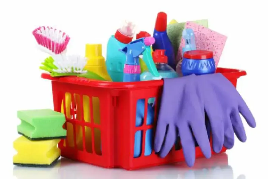 Chuẩn bị đầy đủ dụng cụ vệ sinh trước khi bắt đầu dọn dẹp nhà cửa