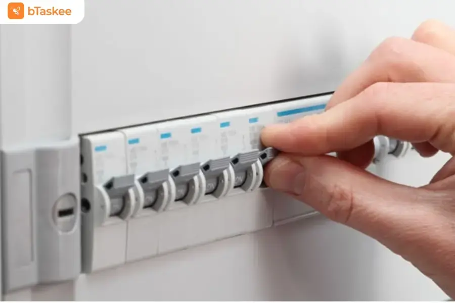 Tuyệt đối đảm bảo CB hoặc aptomat đã được ngắt trước khi vệ sinh. 
