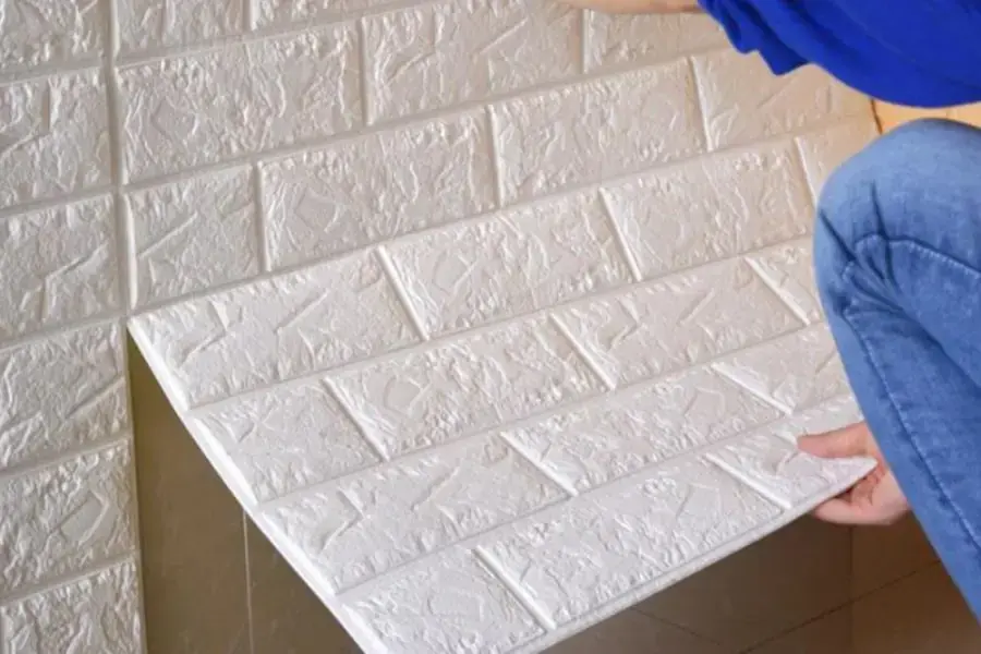 Dán từ trên xuống dưới và từ trái sang để tổng thể cân đối (Hình ảnh: Pay)